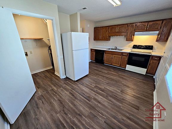 5th image of 402 Peek Dr APT 4