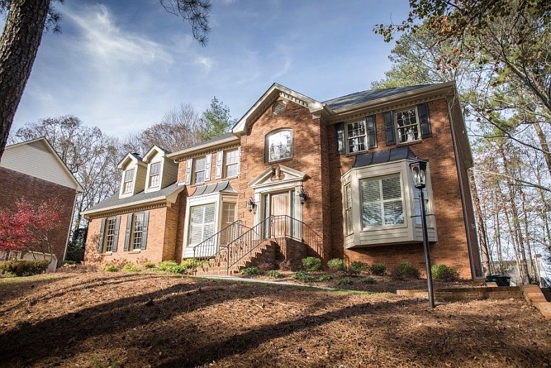 1st image of 3050 Ascot Ln