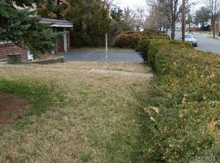 110 S Fordham Rd, Hicksville, NY 11801