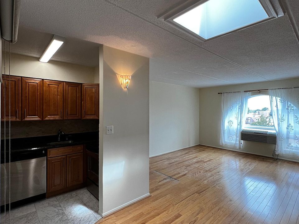 1st image of 205 Mineola Blvd