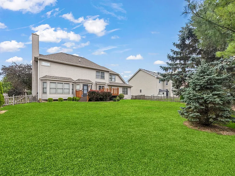 553 Danbury Dr — Photo 18