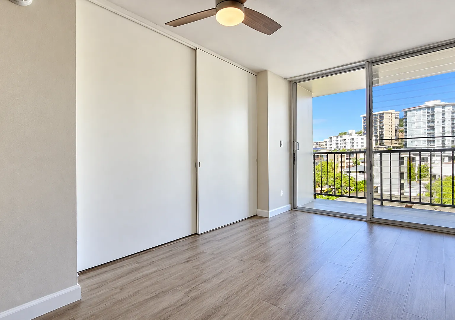 Renovated Village Maluhia in Makiki! 1-Bedroom with Secured Parking, Washer/Dryer & Resort-Style ... — Photo 3