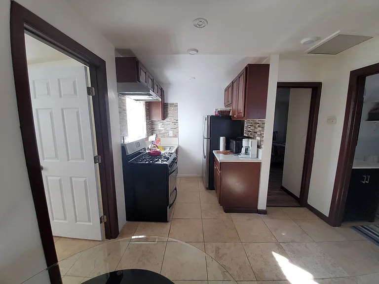1102 Oro St — Photo 4