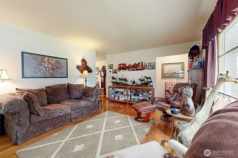 5th image of 558 Juniper Street