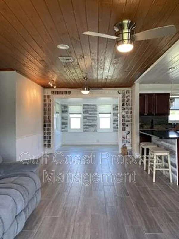 2 bed, 1.0 bath, 1078 sqft, $1,950 — Photo 3