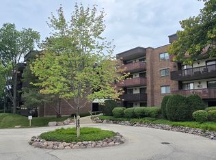 690 Chandler Rd APT 408, Gurnee, IL 60031
