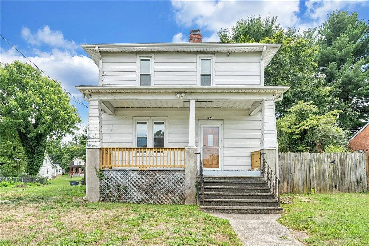 3 bed, 1.5 bath, 1326 sqft, $1,500 — Photo 1