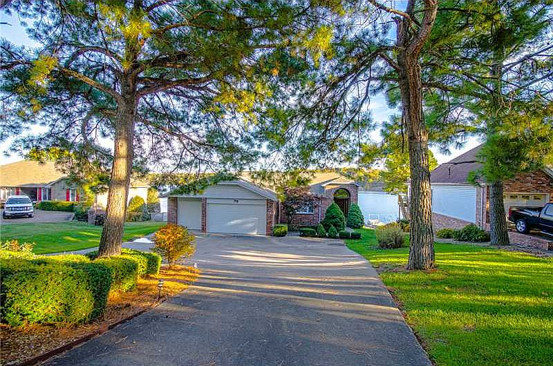 1st image of 75 Forfar Dr