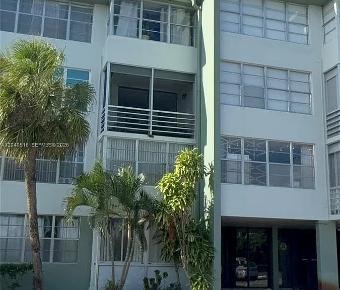 2741 Taft St #211 — Photo 1