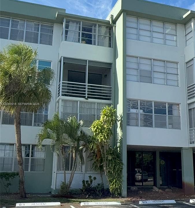 1st image of 2741 Taft St APT 211