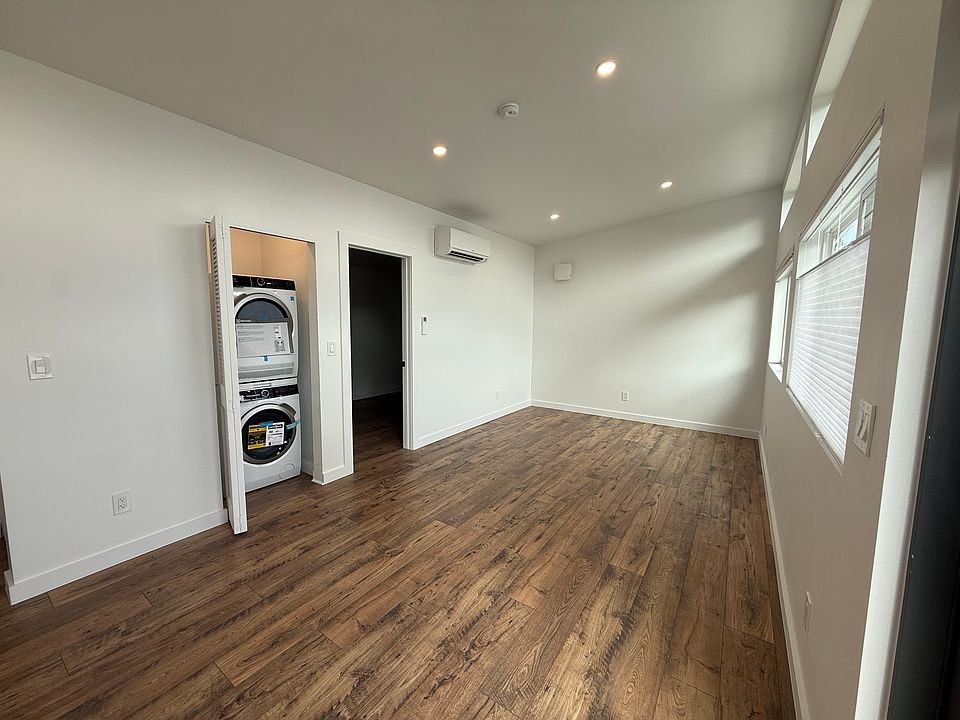 Washer and dryer in a separate closet in the main room.