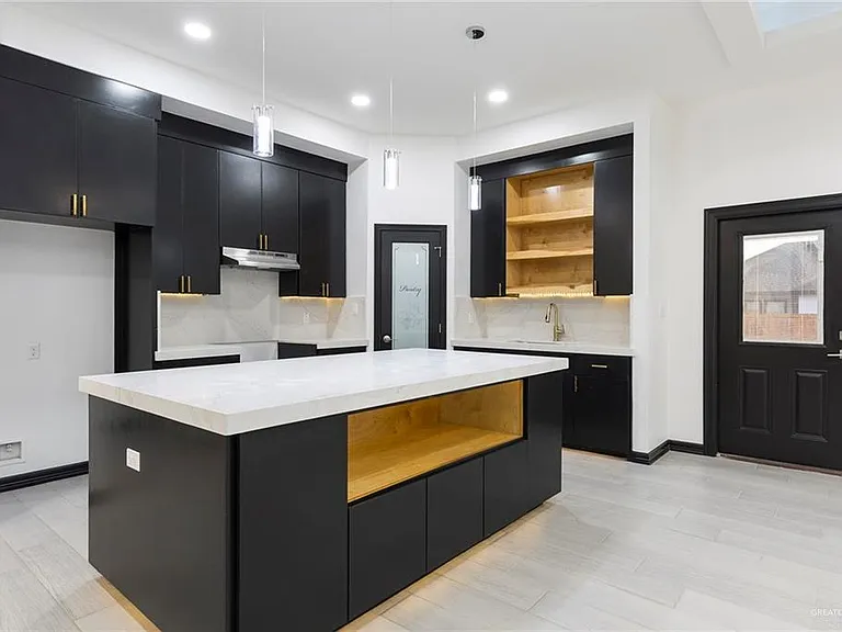 608 Juan Seguin St — Photo 2