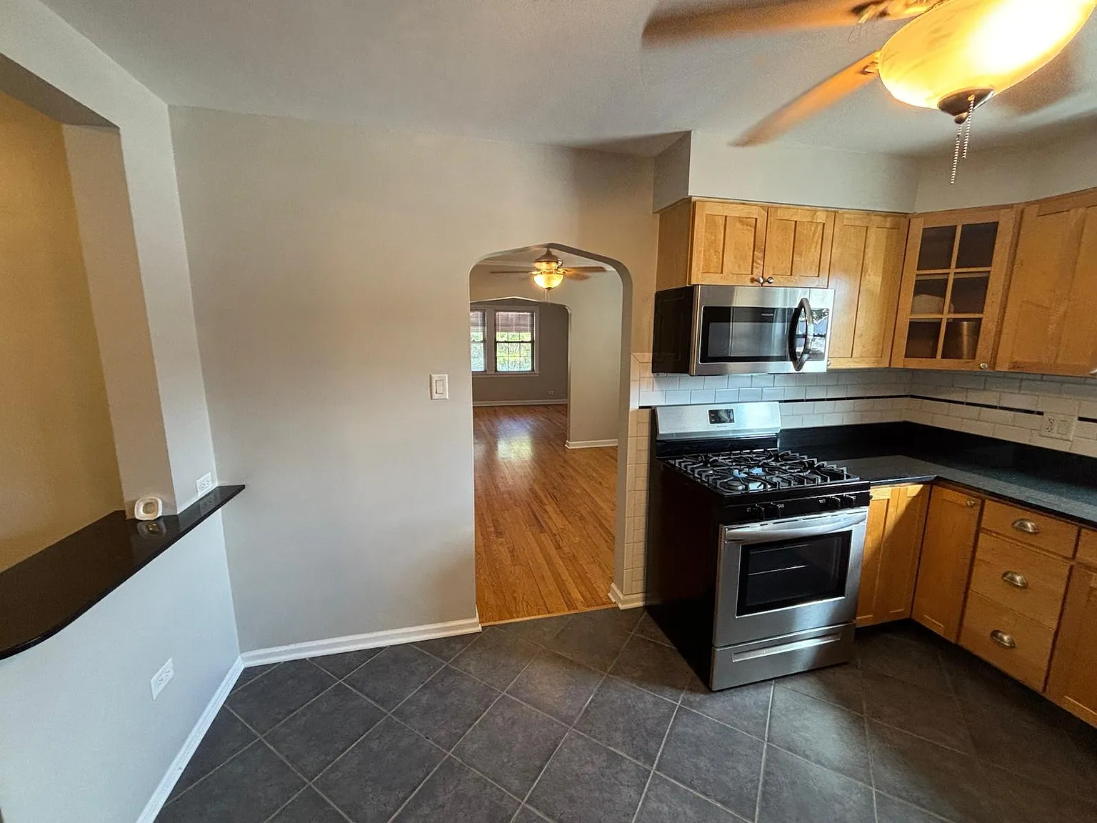 2 bed, 1000 sqft, $1,800 — Photo 2