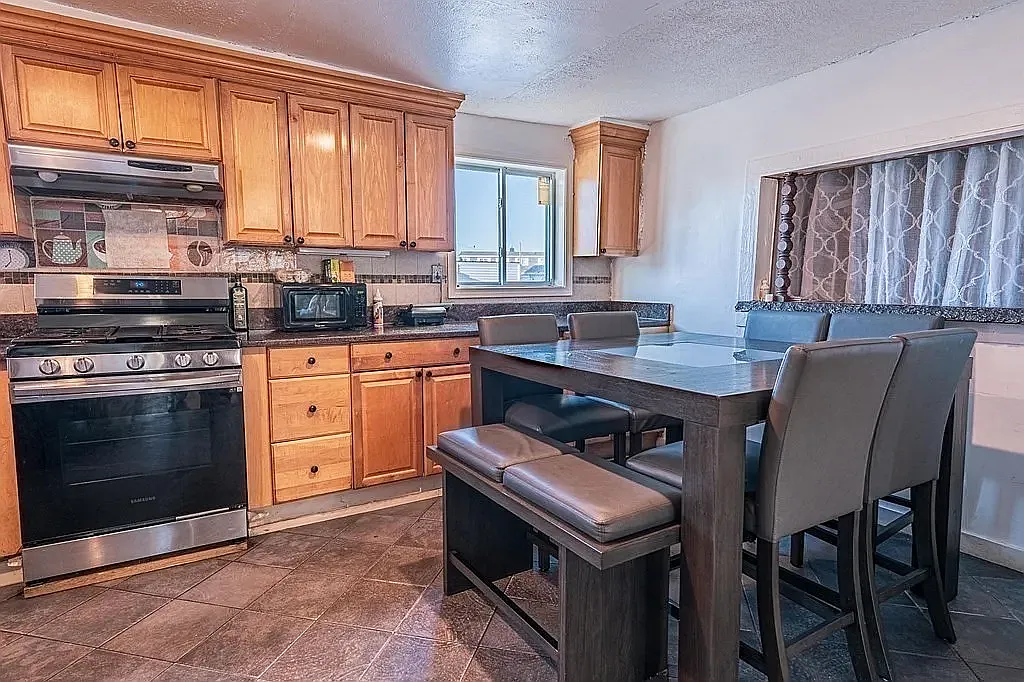 Building Photo - 564 Revere St #1