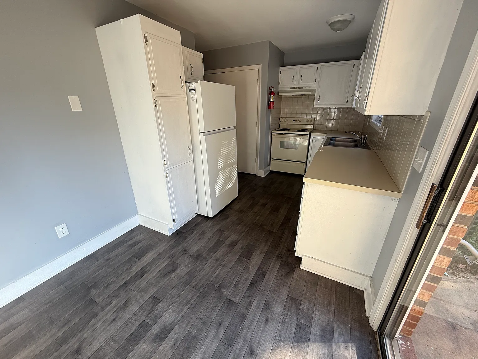 2 bed, 1.5 bath, 850 sqft, $1,050 — Photo 3
