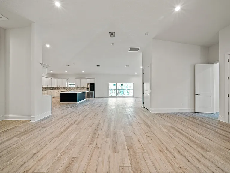 1033 Hammock Cir — Photo 14