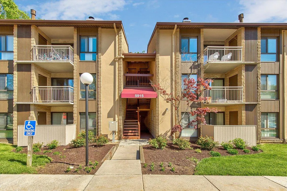 2 bed, 908 sqft, $2,200 — Photo 1
