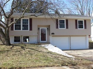 4609 Pine View Dr NE, Cedar Rapids, IA 52402