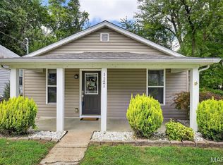 1121 Hall St, Saint Charles, MO 63301