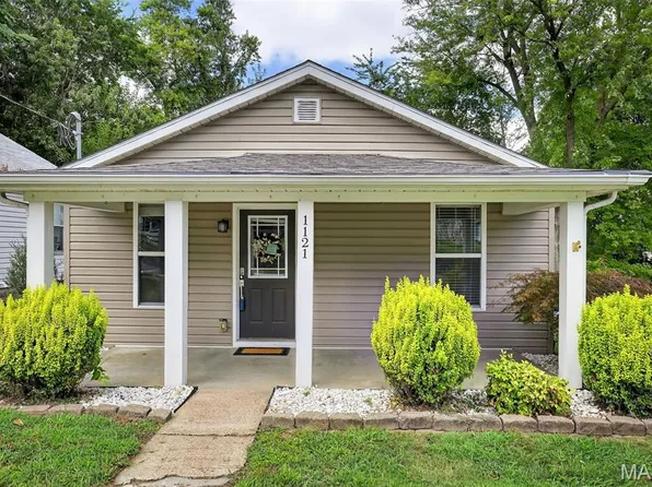 1121 Hall St, Saint Charles, MO 63301