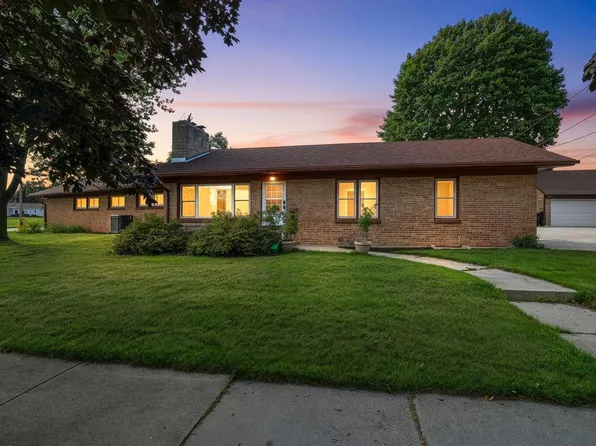 1310 Fairmont LANE, Manitowoc, WI 54220