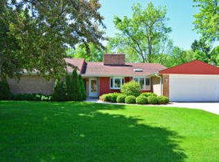 611 W Daphne Rd, Glendale, WI 53217