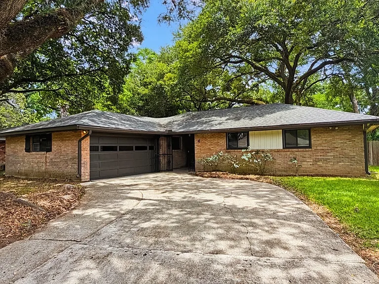 246 Maxine Dr — Photo 1