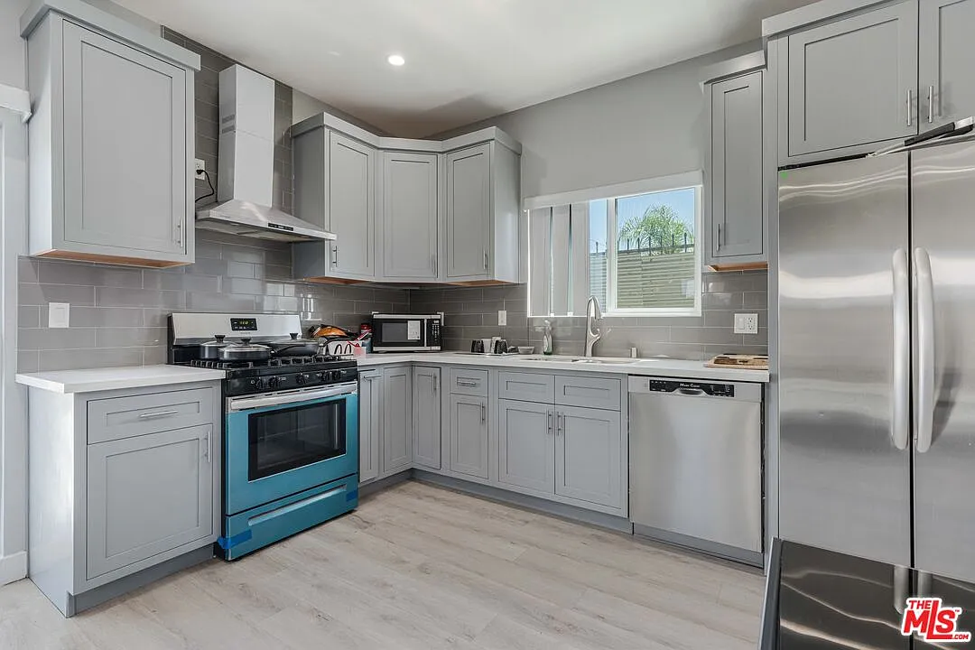 3 bed, 3.0 bath, 1260 sqft, $3,695 — Photo 2