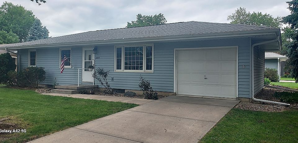 1st image of 208 Rose Ave