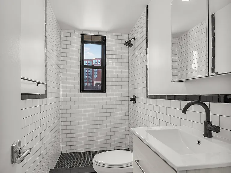 4632 Vernon Blvd #4R — Photo 7