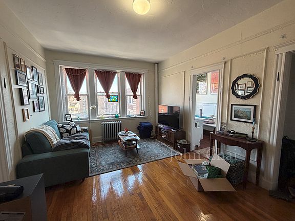 3rd image of 70 Chiswick Rd APT 9
