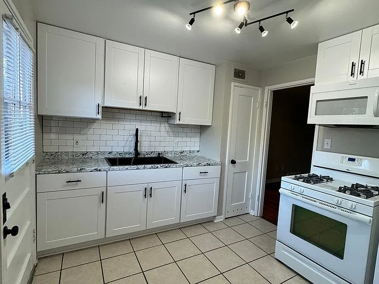 458 - 464 Glenview Ct — Photo 3