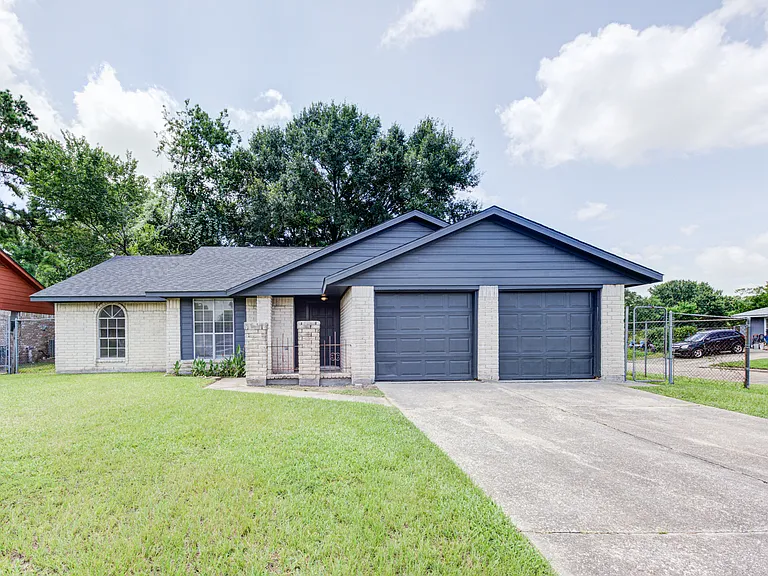 2035 Deerhurst Ln — Photo 1