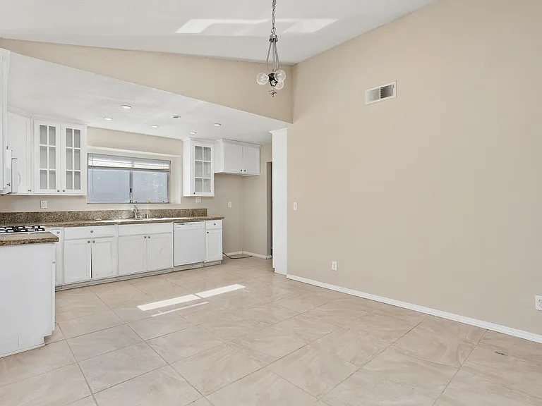 5271 Leon St — Photo 7