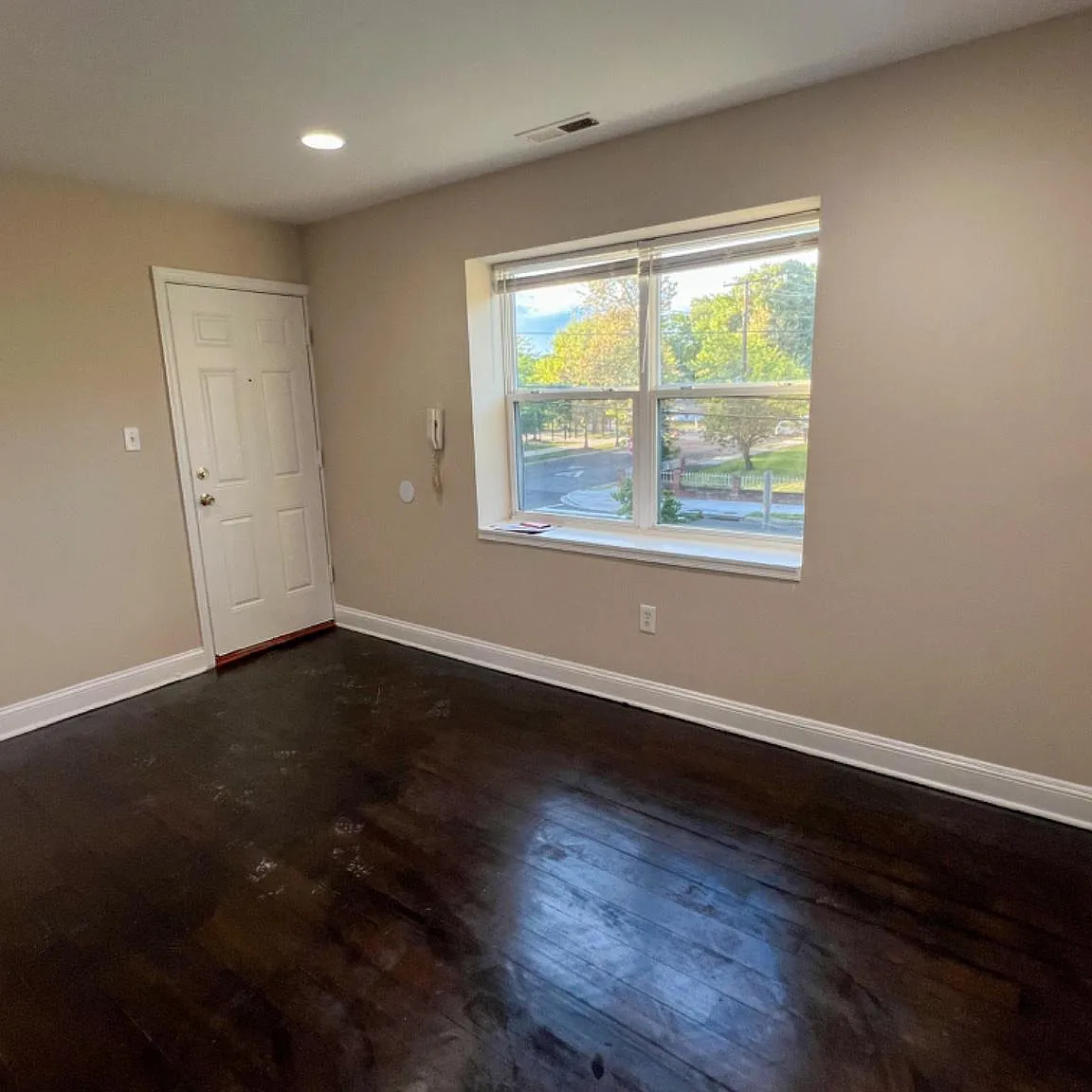 2 bed, 1.0 bath, 3540 sqft, $1,700 — Photo 2