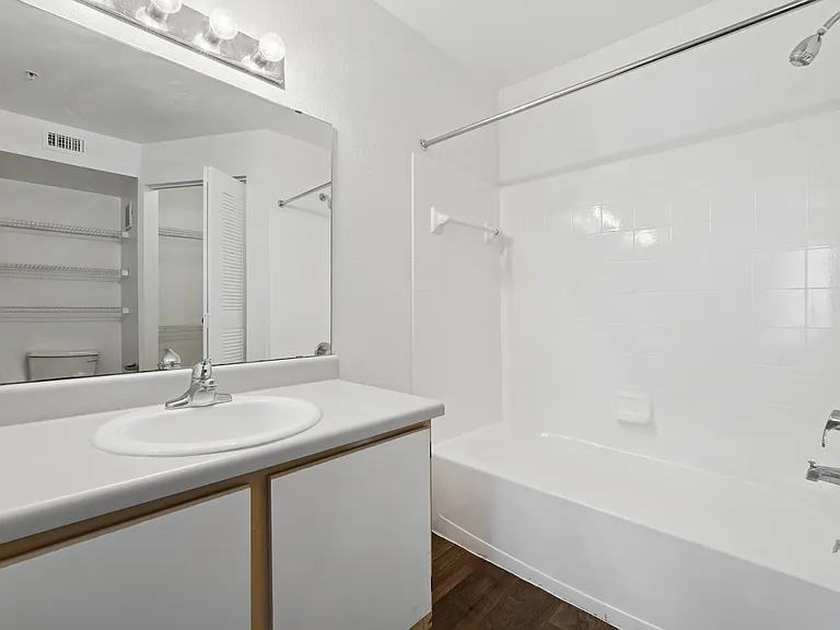 Glen Oaks Apartments — Photo 21