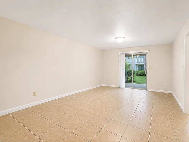 3118 Sir Hamilton Cir #4 — Photo 9