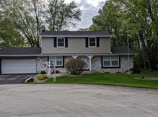 3710 S Pleasantview Dr, New Berlin, WI 53151