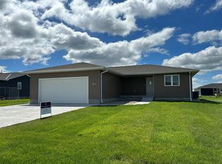 609 7th St, Phillips, NE 68865