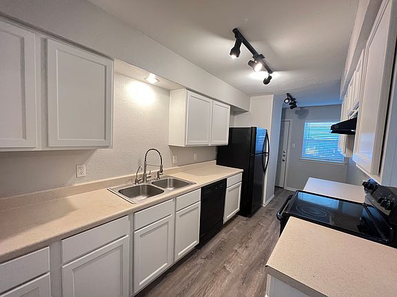 4th image of 130-5111 Skillman St #130