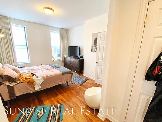Rented by Sunrise Real Estate | media 30