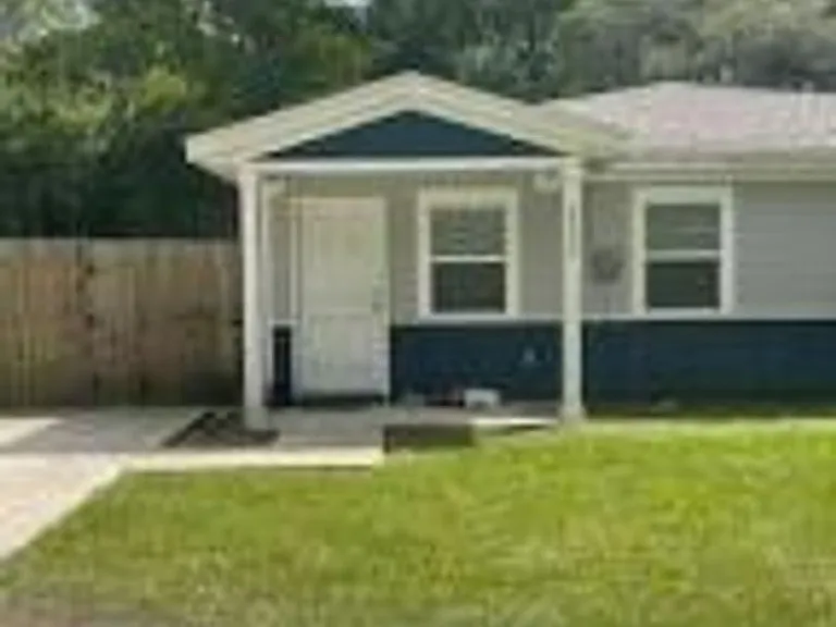 2222 Thomas Ct — Photo 1