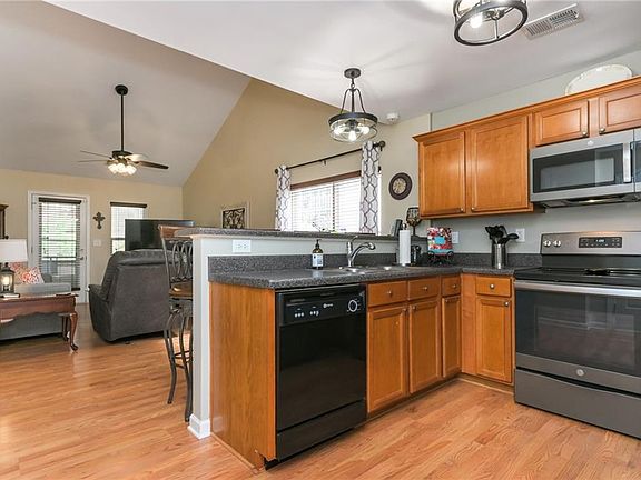 2nd image of 126 Oakview Psge