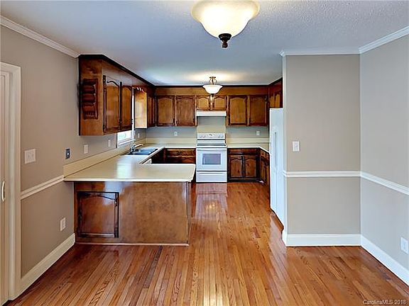 4th image of 204 Rainbow Dr