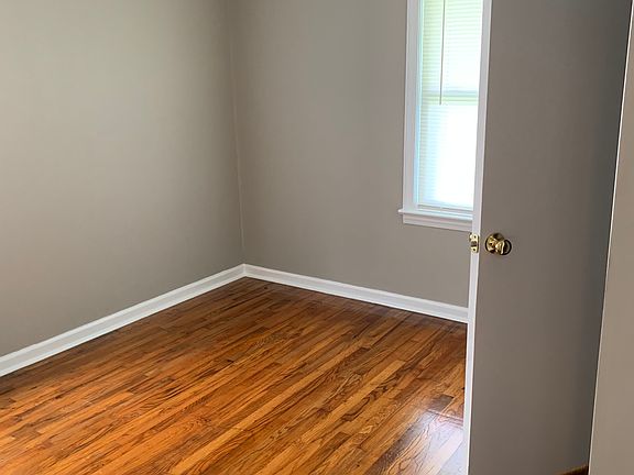 5th image of 304 W Wood St