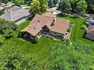 254 Wood Glen Ln, Oak Brook, IL 60523