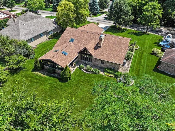 254 Wood Glen Ln, Oak Brook, IL 60523