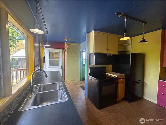 3rd image of 725 Euclid Way