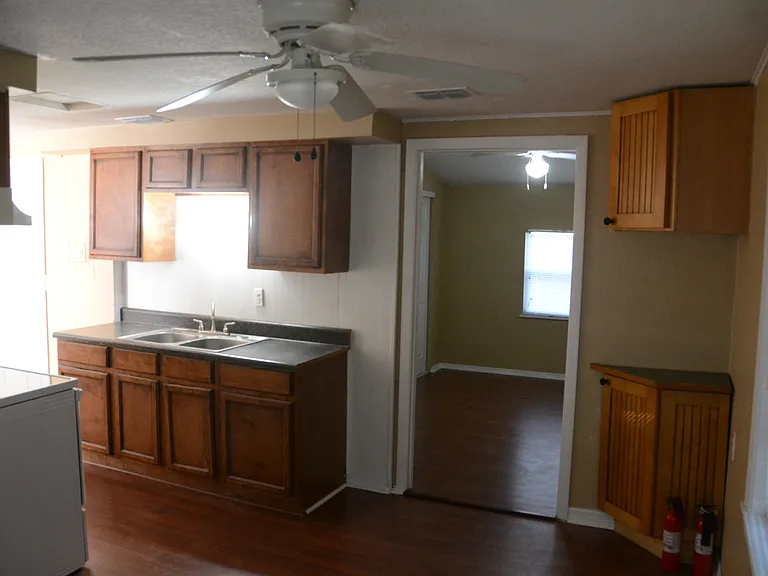 817 Bay St — Photo 5