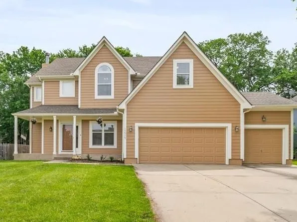 15515 S Lindenwood Dr, Olathe, KS 66062